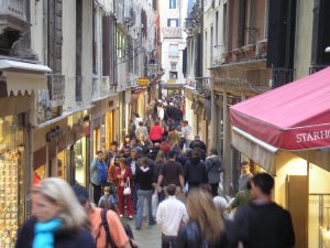 Wordt Venetië een soort Disneyland, waar toeristen elkaar alleen maar voor de voeten lopen?