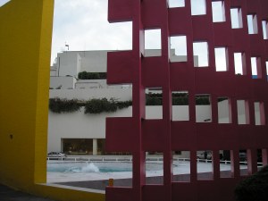 Ingang van hotel Camino Real in Mexico City van architect Ricardo Legorreta.