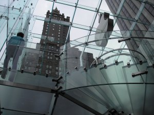 De glazen kubus van de Apple-store aan 767 Fifth Avenue in New York.