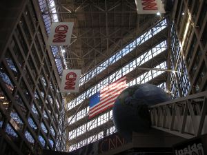 De immense entree van CNN's hoofdkantoor in Atlanta. 