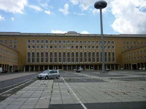 Het enorme complex Flughafen Tempelhof is anno 2009 bijna uitgestorven.