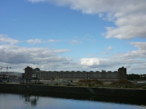 Frankfurt De enorme Grossmarkthalle, gezien van de zuidelijke Main-oever.