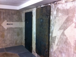 Sammlung Boros: her en der zitten nog oude, stalen deuren en luiken in de muur.