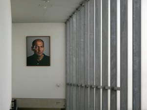 Portret van architect Rem Koolhaas in de Kunsthal.