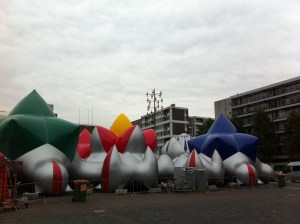 Van de buitenkant bezien, lijkt 'Pentalum' misschien nog het meest op een tentenkamp.