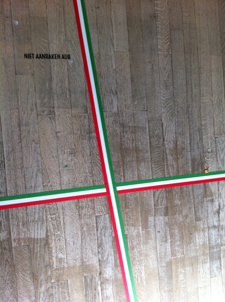 Stijlvol lint op de vloer tijdens de expositie 'Moda, made in Italy' in Modemuseum Hasselt.