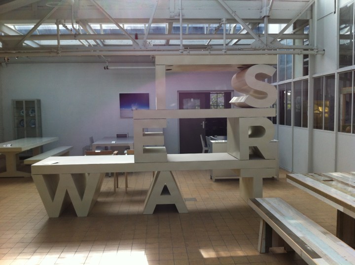 In een oude fabriek van Philips werkt Piet Hein Eek als fabrikant, verkoper, ondernemer en vernieuwer.