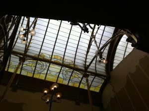 Een Art Nouveau-lichtkoepel in het voormalige woonhuis van Victor Horta in Brussel, tegenwoordig te bezoeken als museum.