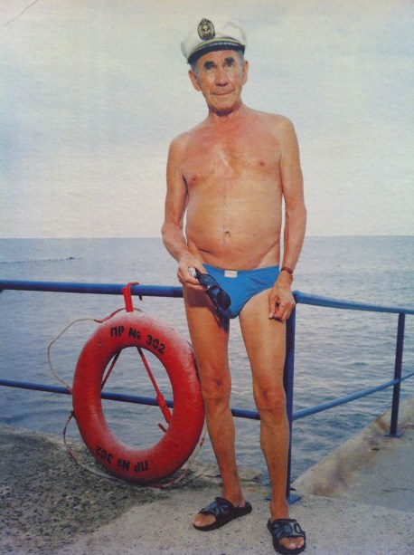 Michail Karabelnikov (77) aan het strand van Sotsji in 2009.